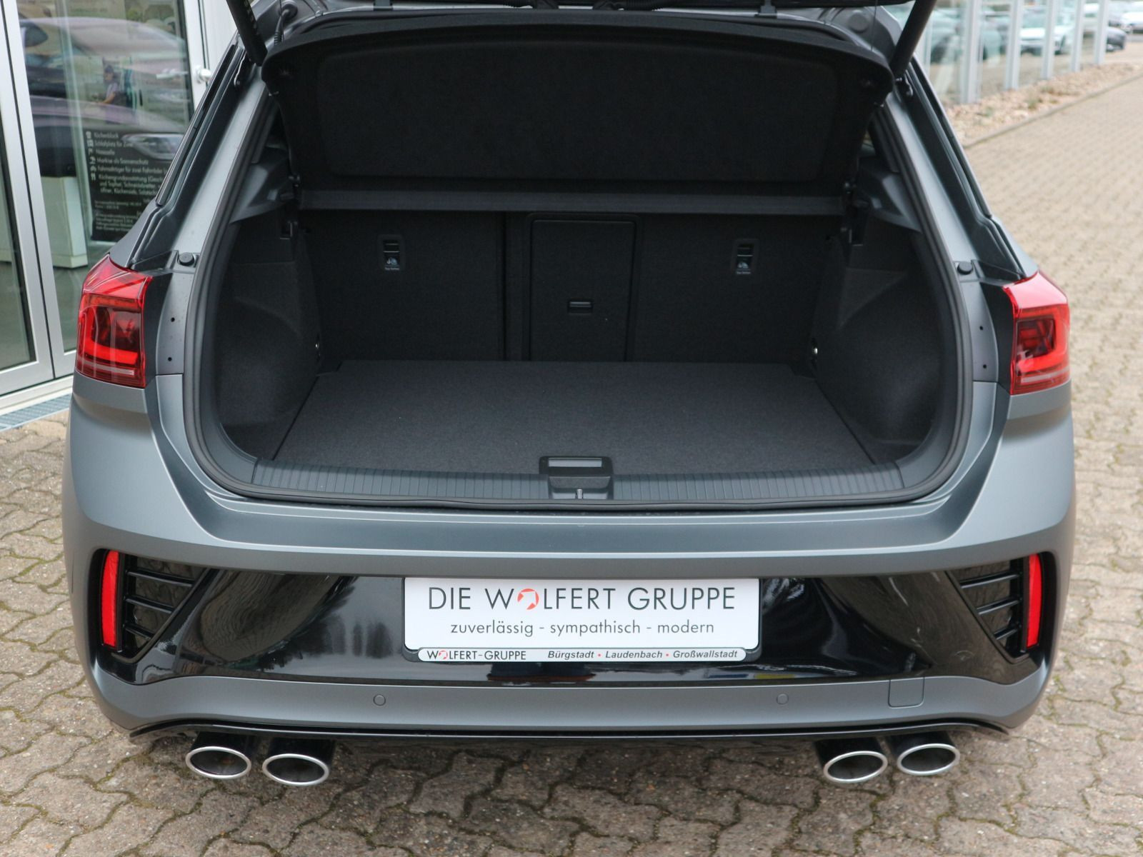 Fahrzeugabbildung Volkswagen T-Roc R 2.0 TSI OPF 4MOTION (300 PS) DSG *MATTLACK*AHK*PANORAMA*BLACKSTYLE*WINTERRÄDER*