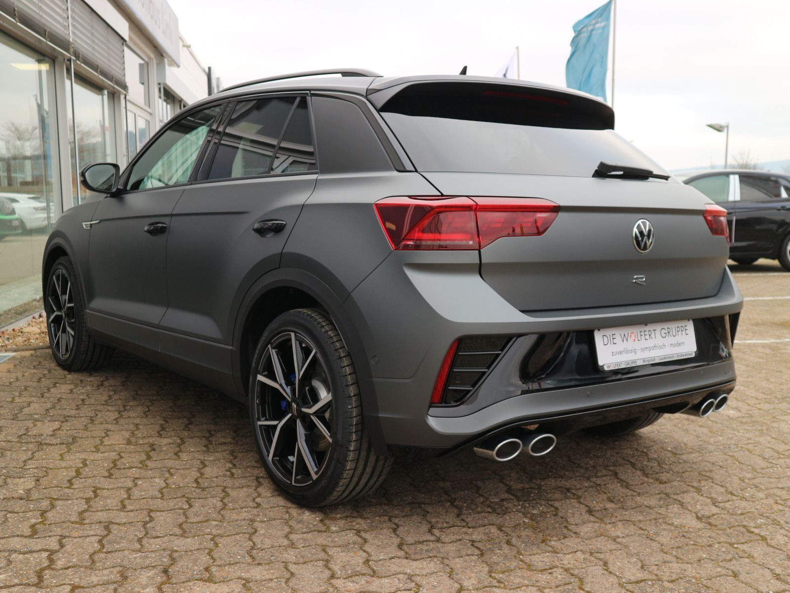 Fahrzeugabbildung Volkswagen T-Roc R 2.0 TSI OPF 4MOTION (300 PS) DSG *MATTLACK*AHK*PANORAMA*BLACKSTYLE*WINTERRÄDER*