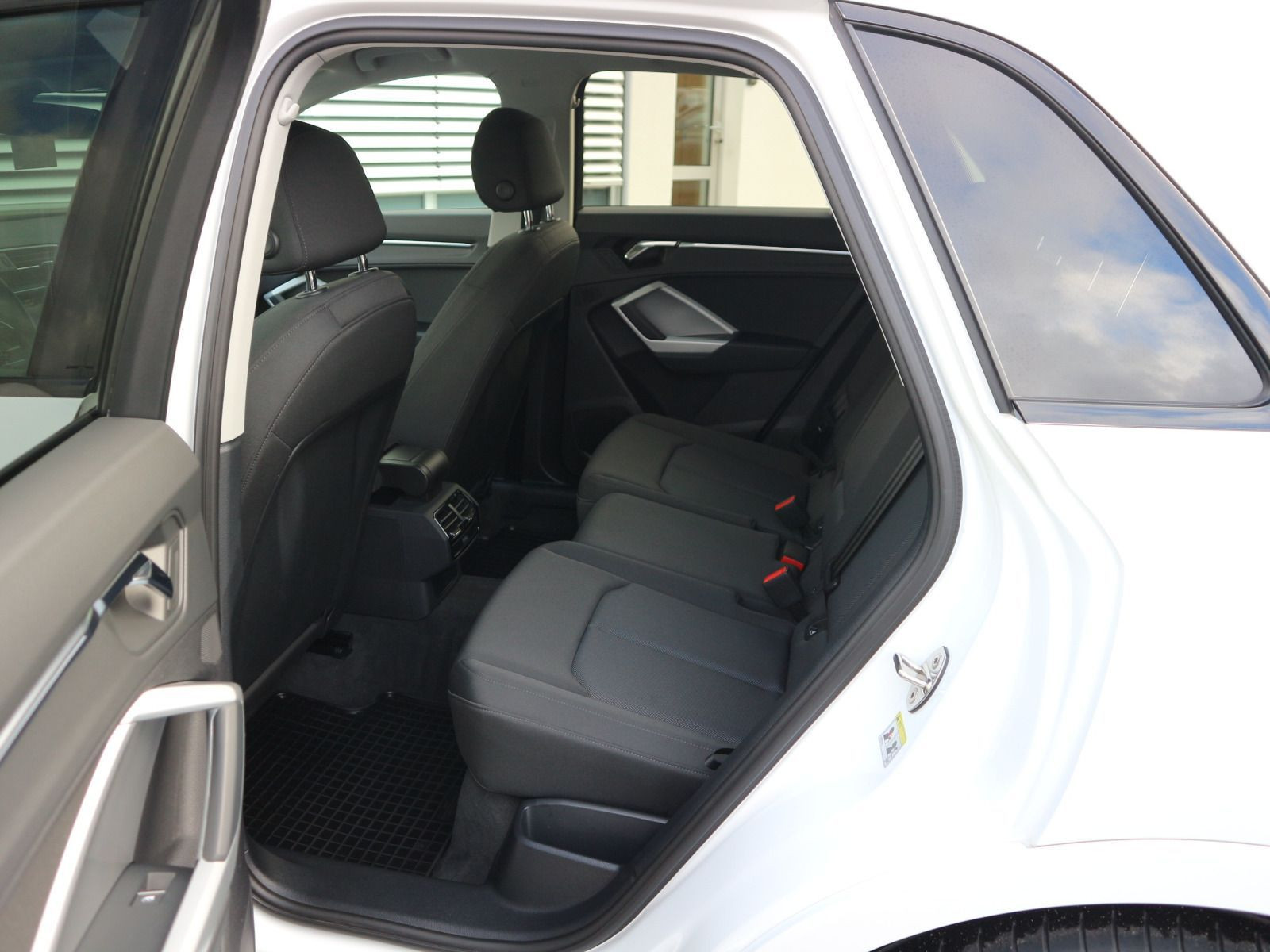 Fahrzeugabbildung Audi Q3 45 TFSI e S tronic S line 0,5%*AHK*RFK*NAVI*CARPLAY