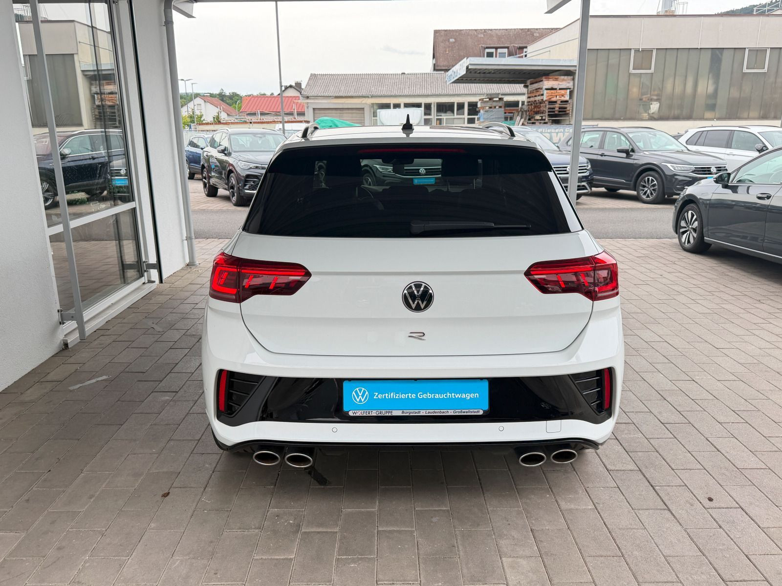 Fahrzeugabbildung Volkswagen T-Roc R 2.0 TSI DSG 4M AHK PANO BEATS BLACK STYLE
