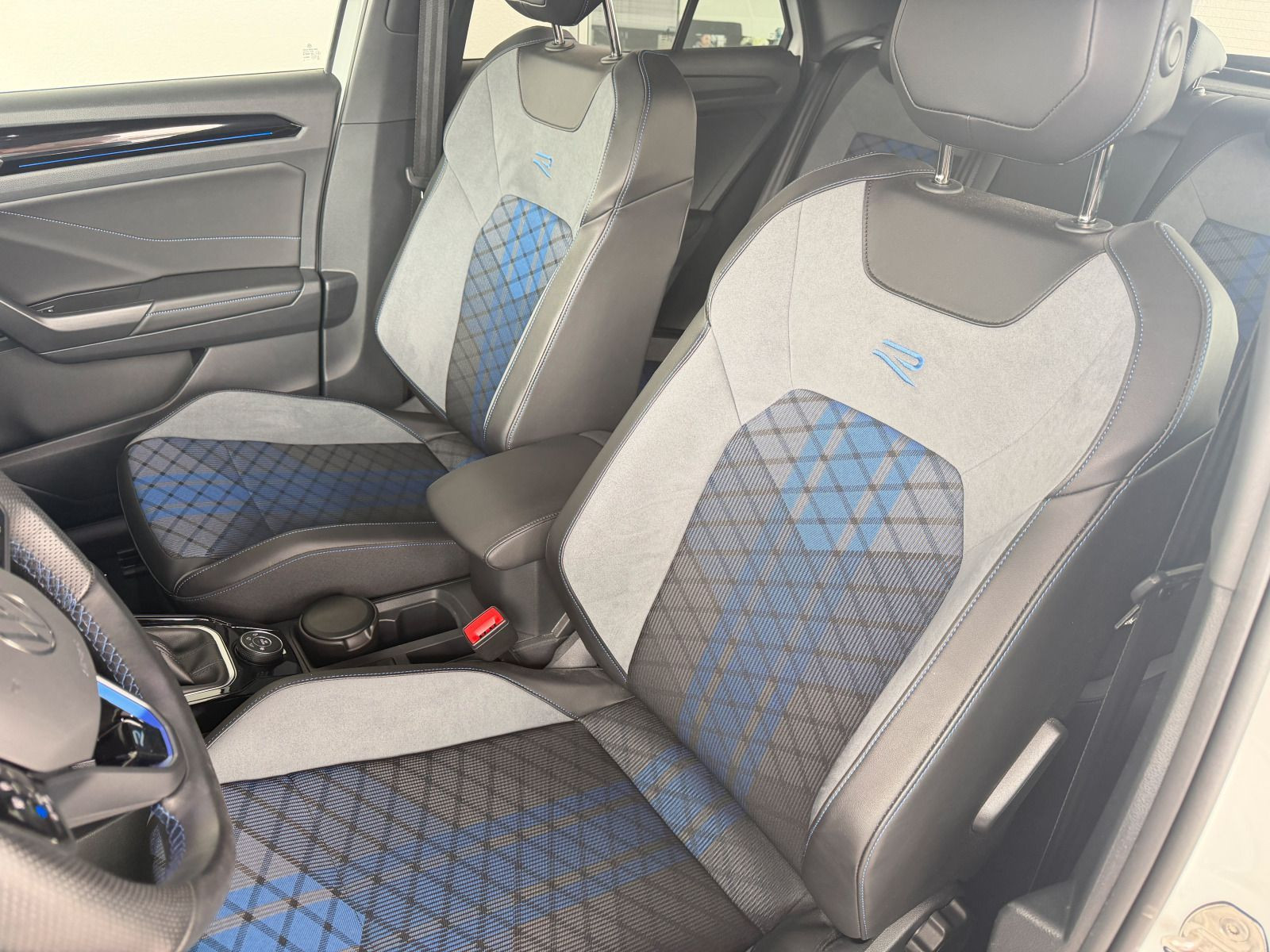 Fahrzeugabbildung Volkswagen T-Roc R 2.0 TSI DSG 4M AHK PANO BEATS BLACK STYLE