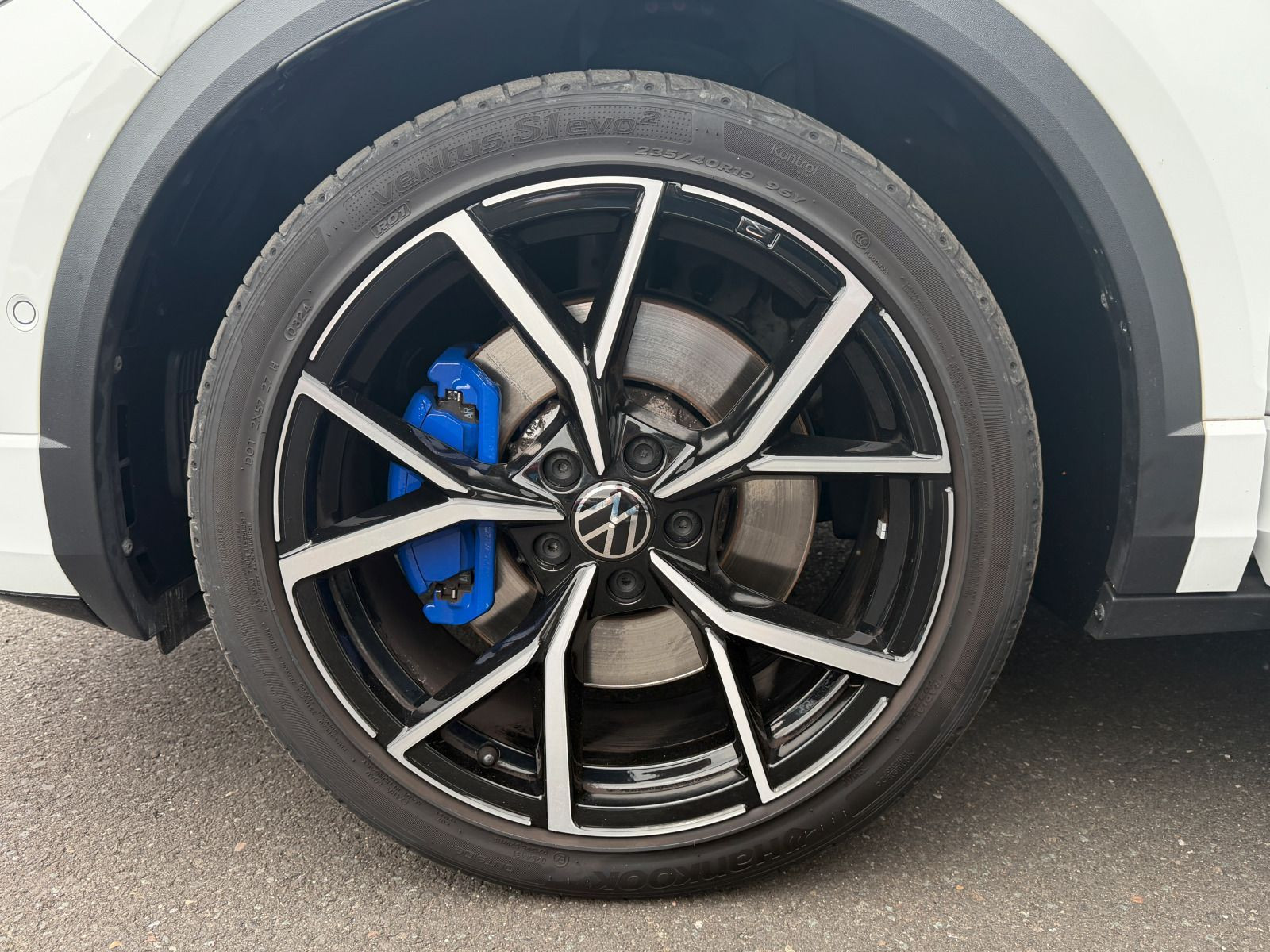 Fahrzeugabbildung Volkswagen T-Roc R 2.0 TSI DSG 4M AHK PANO BEATS BLACK STYLE
