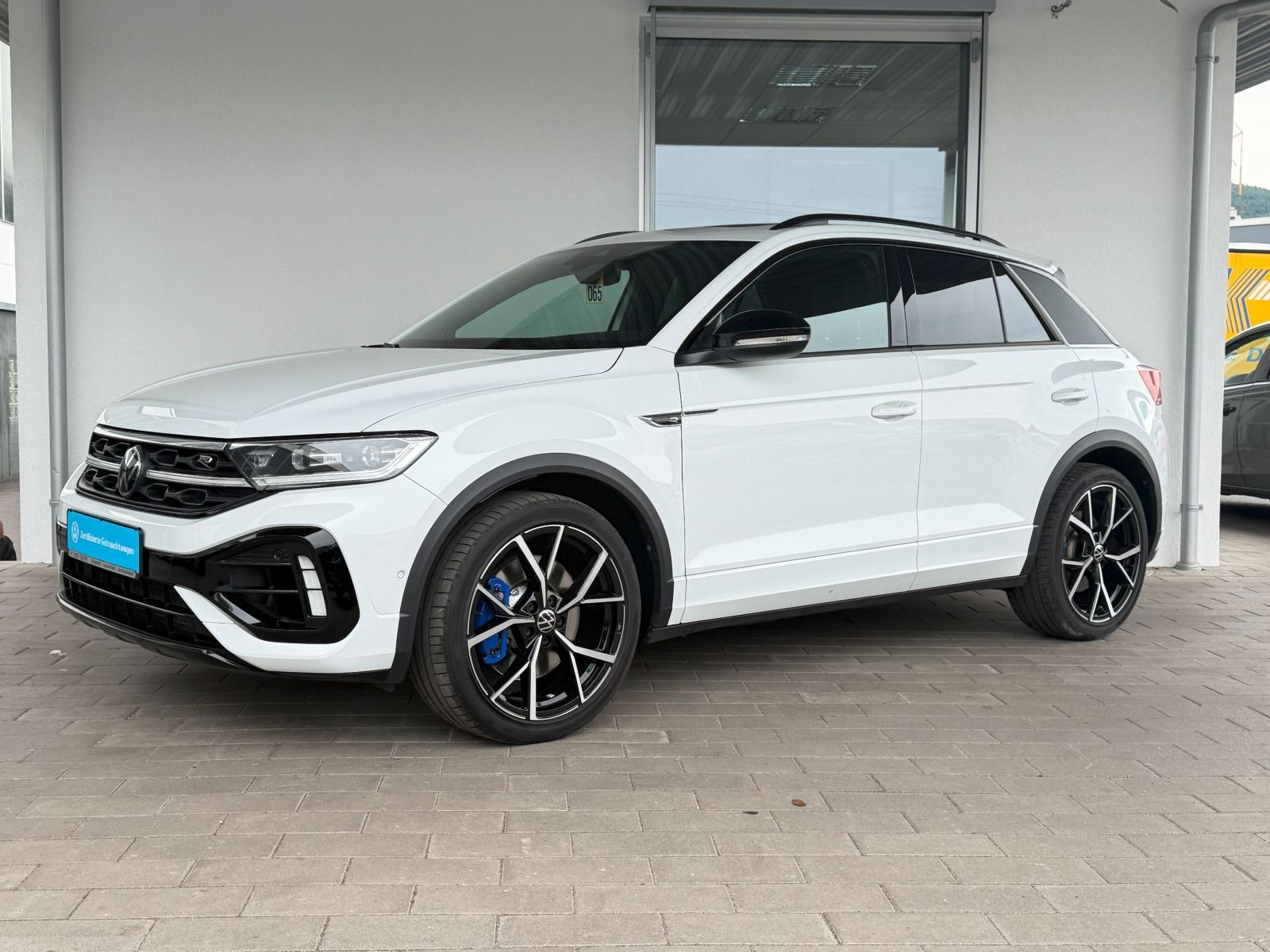Fahrzeugabbildung Volkswagen T-Roc R 2.0 TSI DSG 4M AHK PANO BEATS BLACK STYLE