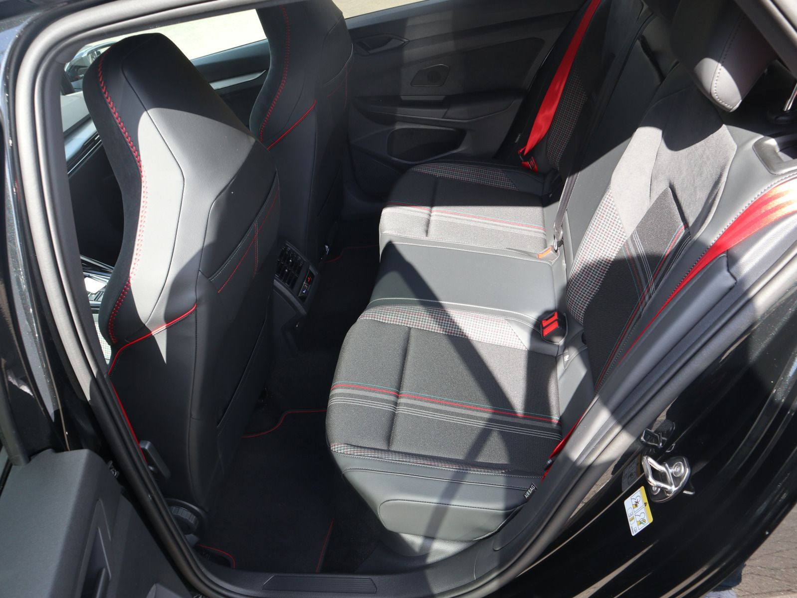 Fahrzeugabbildung Volkswagen Golf GTI EDITION 50 2,0 TSI OPF (325 PS) DSG*HARMAN KARDON*19 ZOLL*WINTERRÄDER*