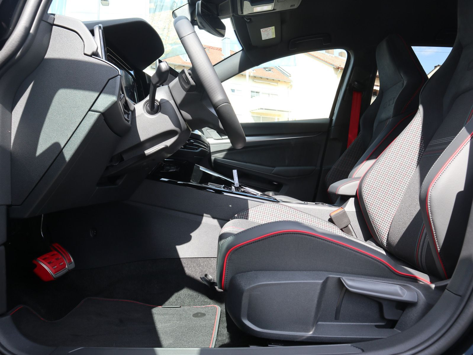 Fahrzeugabbildung Volkswagen Golf GTI EDITION 50 2,0 TSI OPF (325 PS) DSG*HARMAN KARDON*19 ZOLL*WINTERRÄDER*