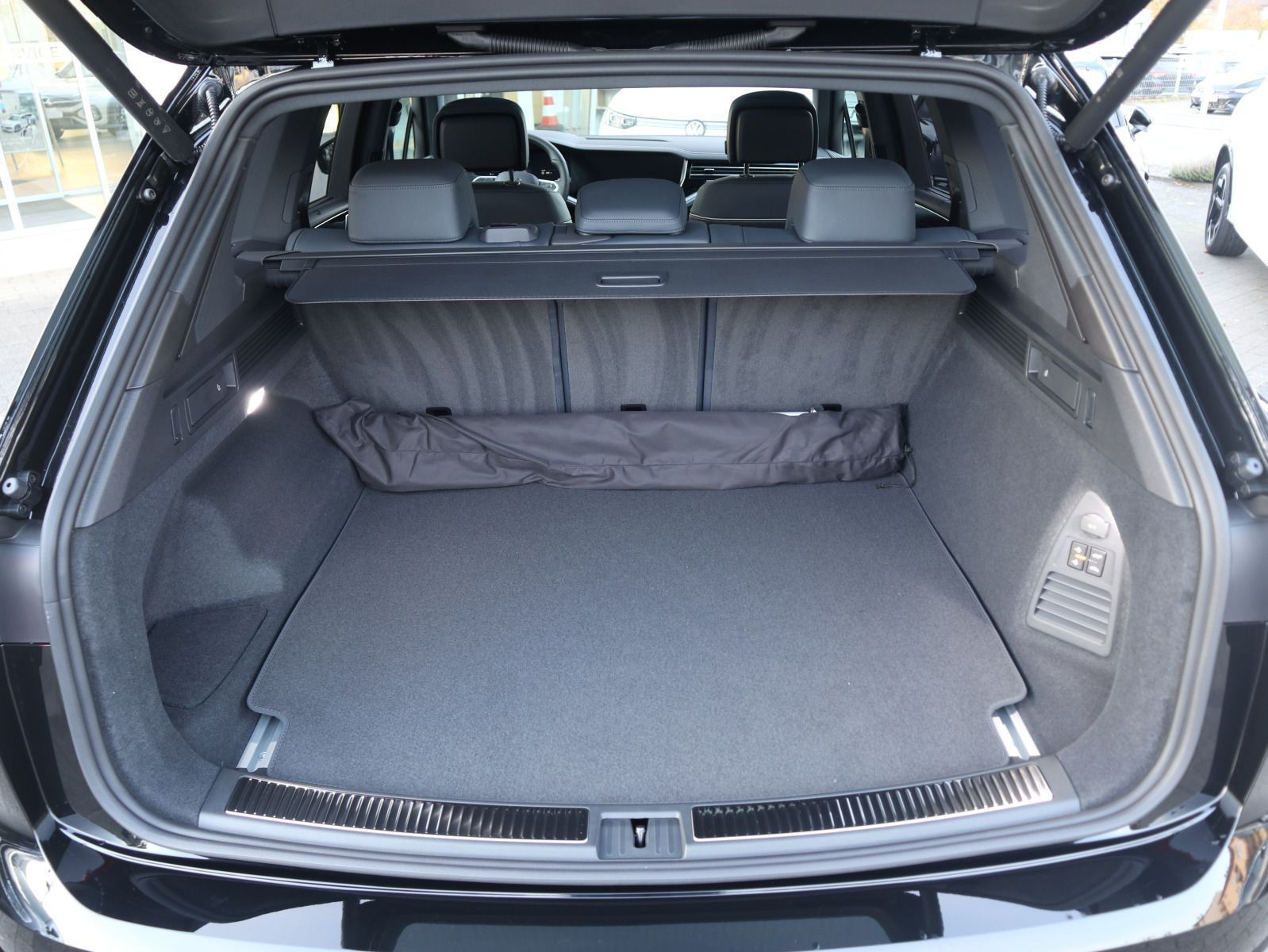 Fahrzeugabbildung Volkswagen Touareg R-Line 3,0 l V6 TDI SCR 4MOTION 210 kW (286 PS) 8-Gang-Automatik (Tiptronic)