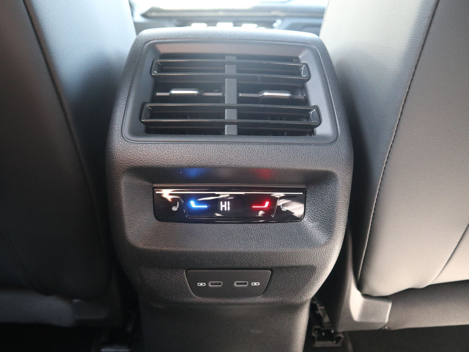 Fahrzeugabbildung Volkswagen Tayron R-Line 2,0 TDI SCR 4MOTION (193 PS) DSG *AHK*PANO*STANDHZG*WINTERRÄDER*