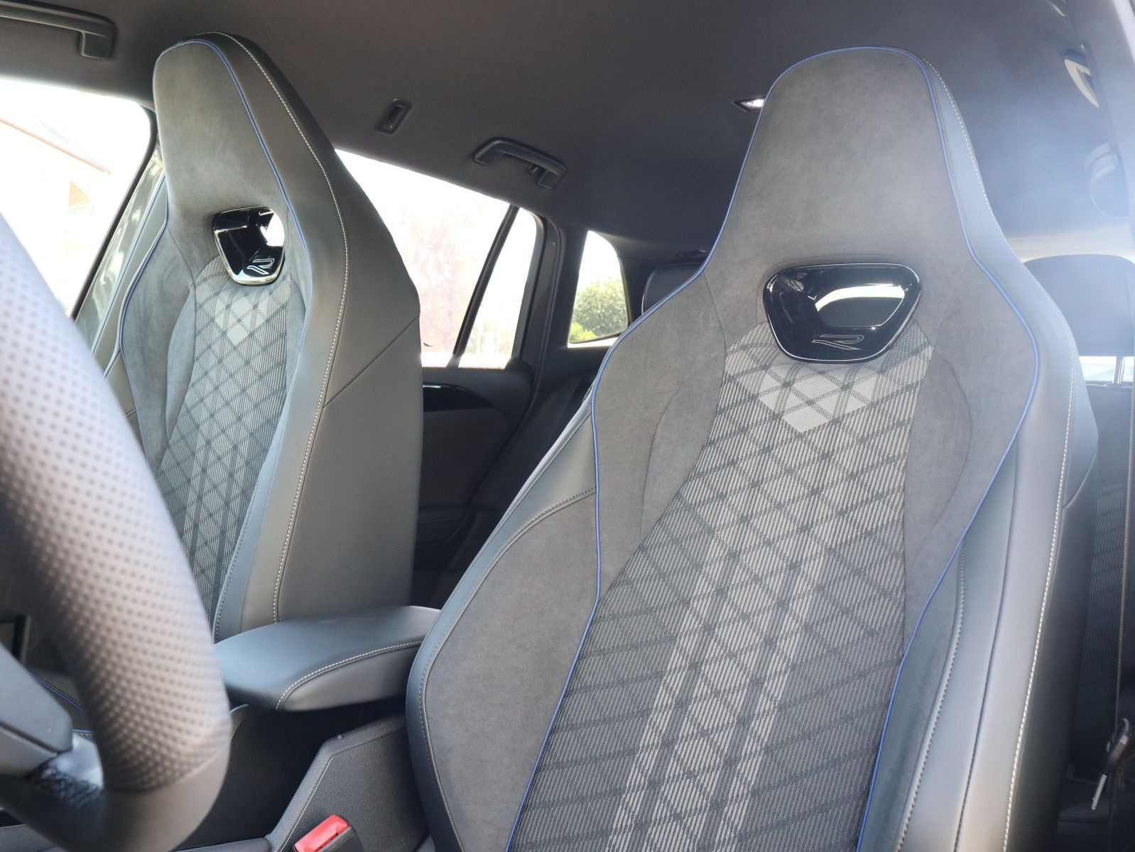 Fahrzeugabbildung Volkswagen Tiguan R-Line 1,5 eTSI OPF (150 PS) DSG*AHK*WINTERRÄDER*NAVI*