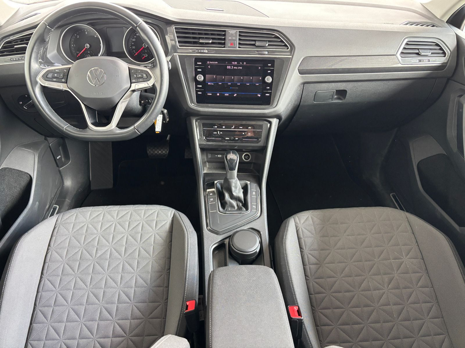 Fahrzeugabbildung Volkswagen Tiguan Life 2.0 TDI DSG AHK RFK ACC LED NAVI CARPLAY