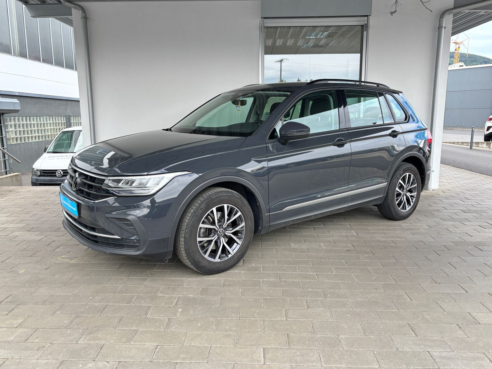 Fahrzeugabbildung Volkswagen Tiguan Life 2.0 TDI DSG AHK RFK ACC LED NAVI CARPLAY