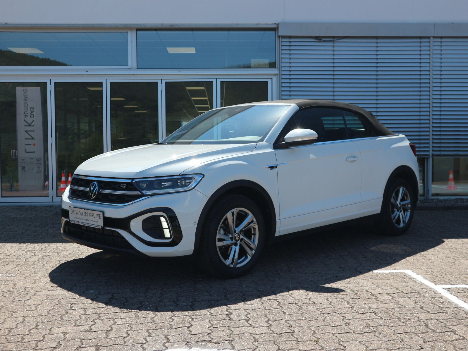 Fahrzeugabbildung Volkswagen T-Roc Cabriolet R-Line 1.5 TSI DSG AHK RFK MATRIX