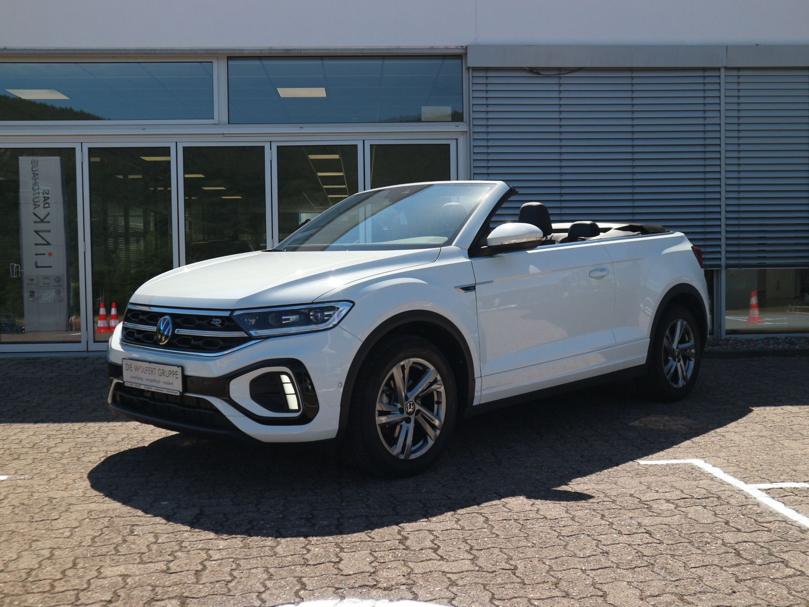 Fahrzeugabbildung Volkswagen T-Roc Cabriolet R-Line 1.5 TSI DSG AHK RFK MATRIX