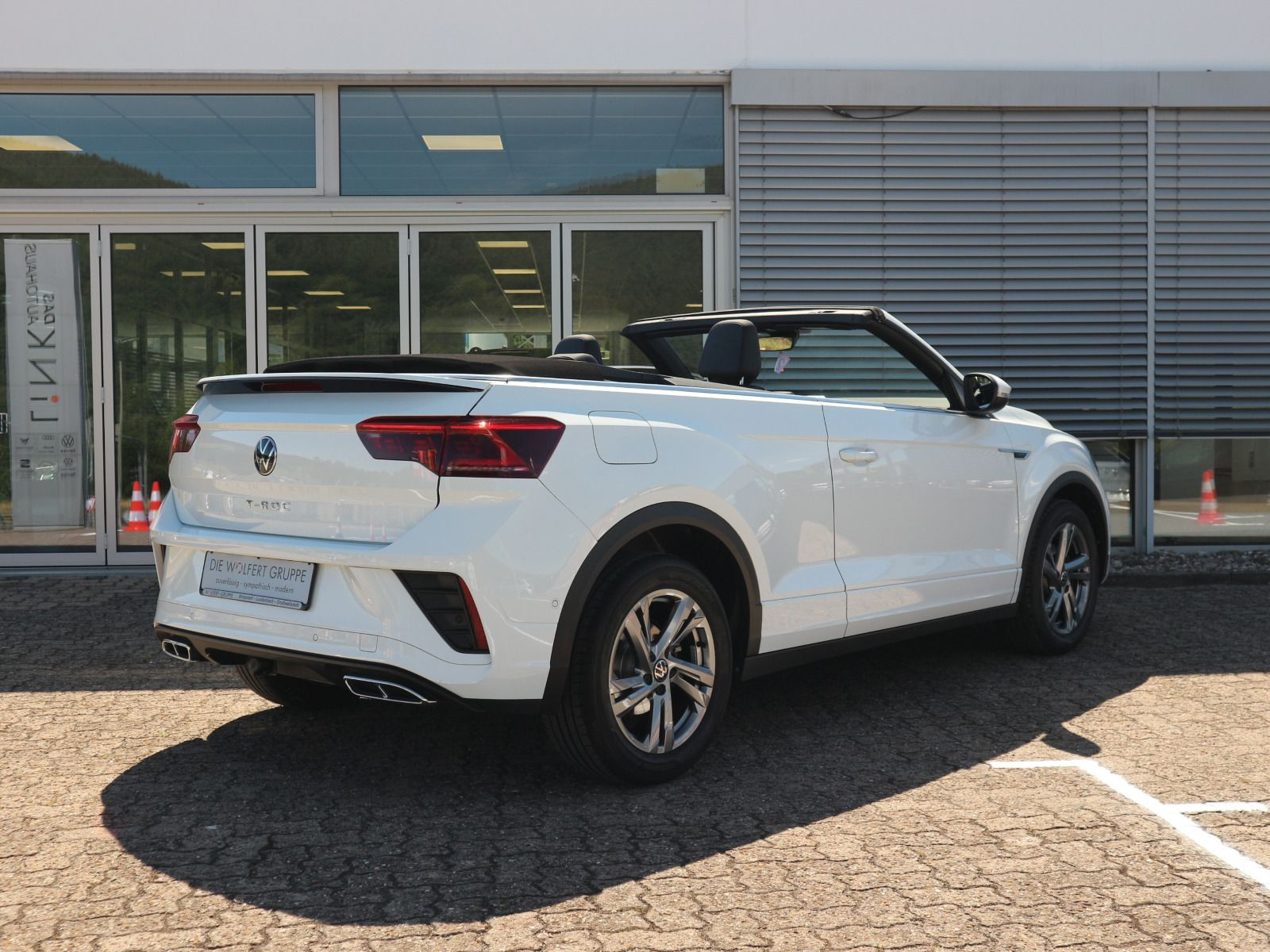 Fahrzeugabbildung Volkswagen T-Roc Cabriolet R-Line 1.5 TSI DSG AHK RFK MATRIX