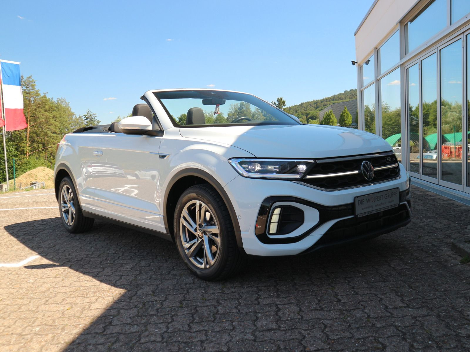 Fahrzeugabbildung Volkswagen T-Roc Cabriolet R-Line 1.5 TSI DSG AHK RFK MATRIX