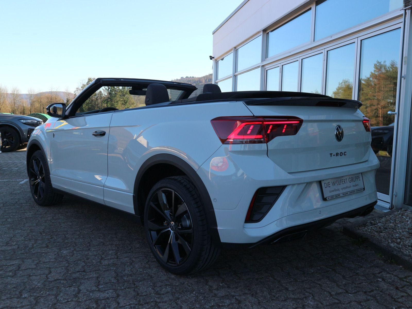 Fahrzeugabbildung Volkswagen T-Roc Cabriolet R-Line Edition Karmann PLUS 1.5 l TSI OPF (150 PS) DSG*AHK*WINTERRÄDER*LIMITIERT*