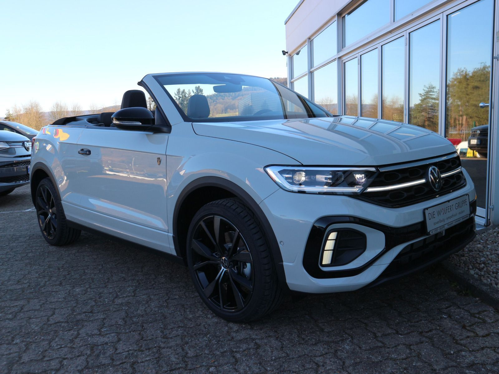 Fahrzeugabbildung Volkswagen T-Roc Cabriolet R-Line Edition Karmann PLUS 1.5 l TSI OPF (150 PS) DSG*AHK*WINTERRÄDER*LIMITIERT*