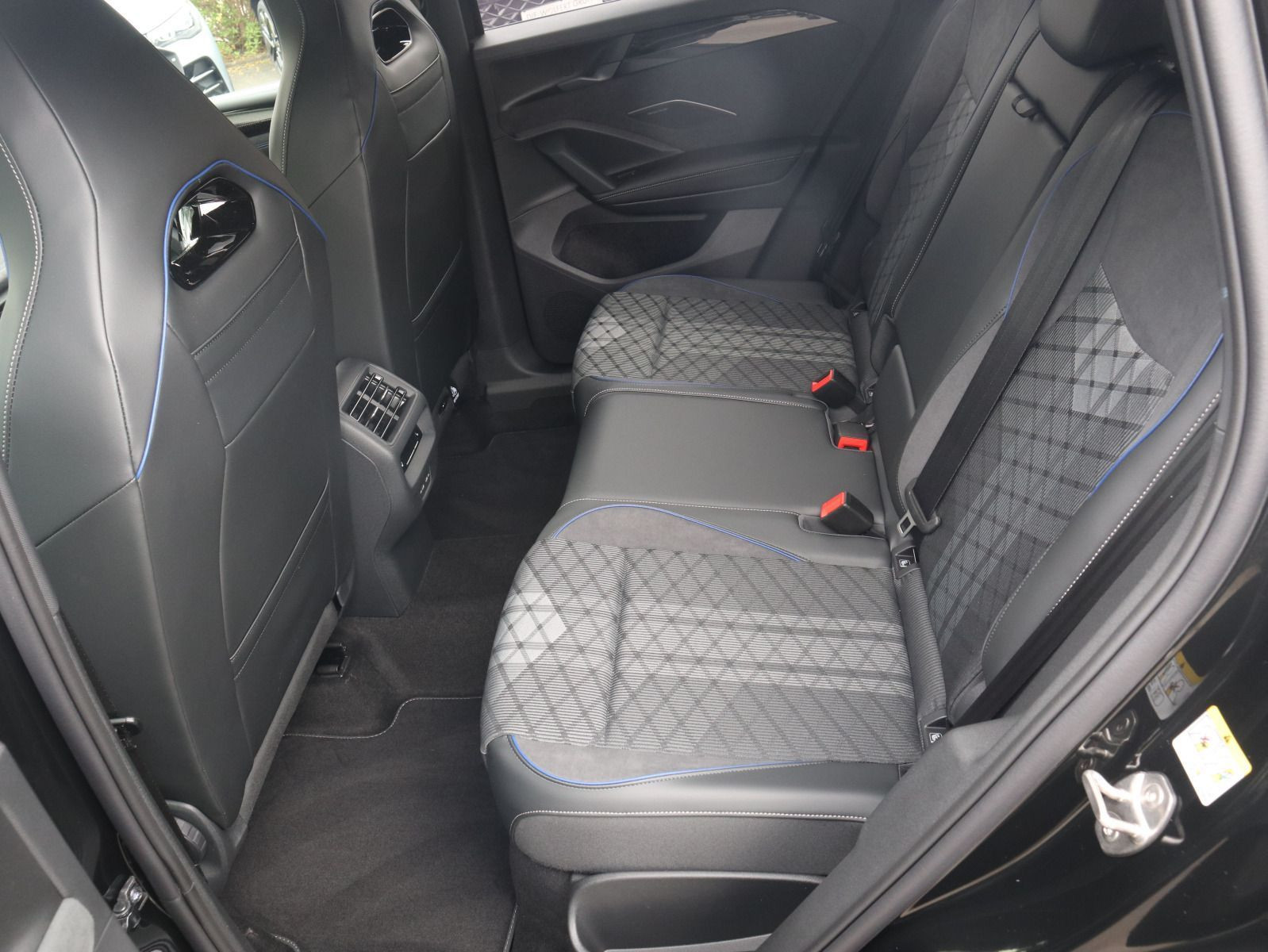 Fahrzeugabbildung Volkswagen Tiguan R-Line 2,0 l TDI SCR 4MOTION (193 PS) DSG*WINTERRÄDER*AHK*STHZG*