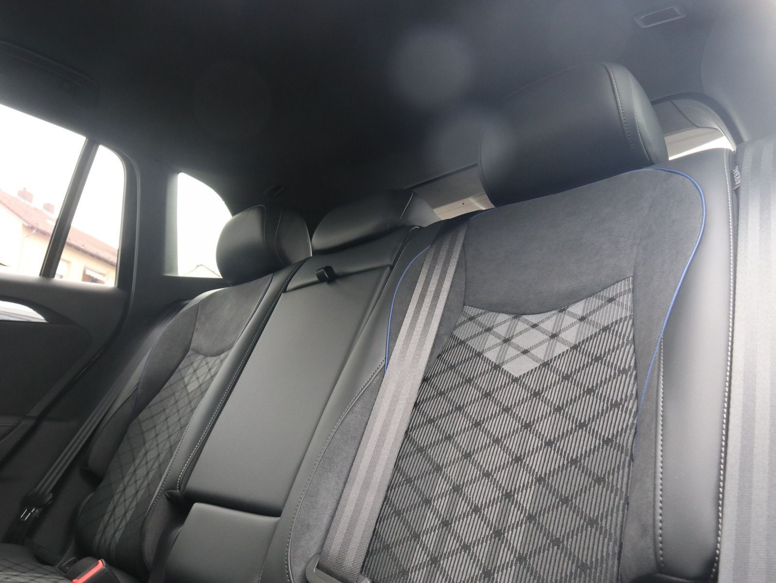Fahrzeugabbildung Volkswagen Tiguan R-Line 2,0 l TDI SCR 4MOTION (193 PS) DSG*WINTERRÄDER*AHK*STHZG*