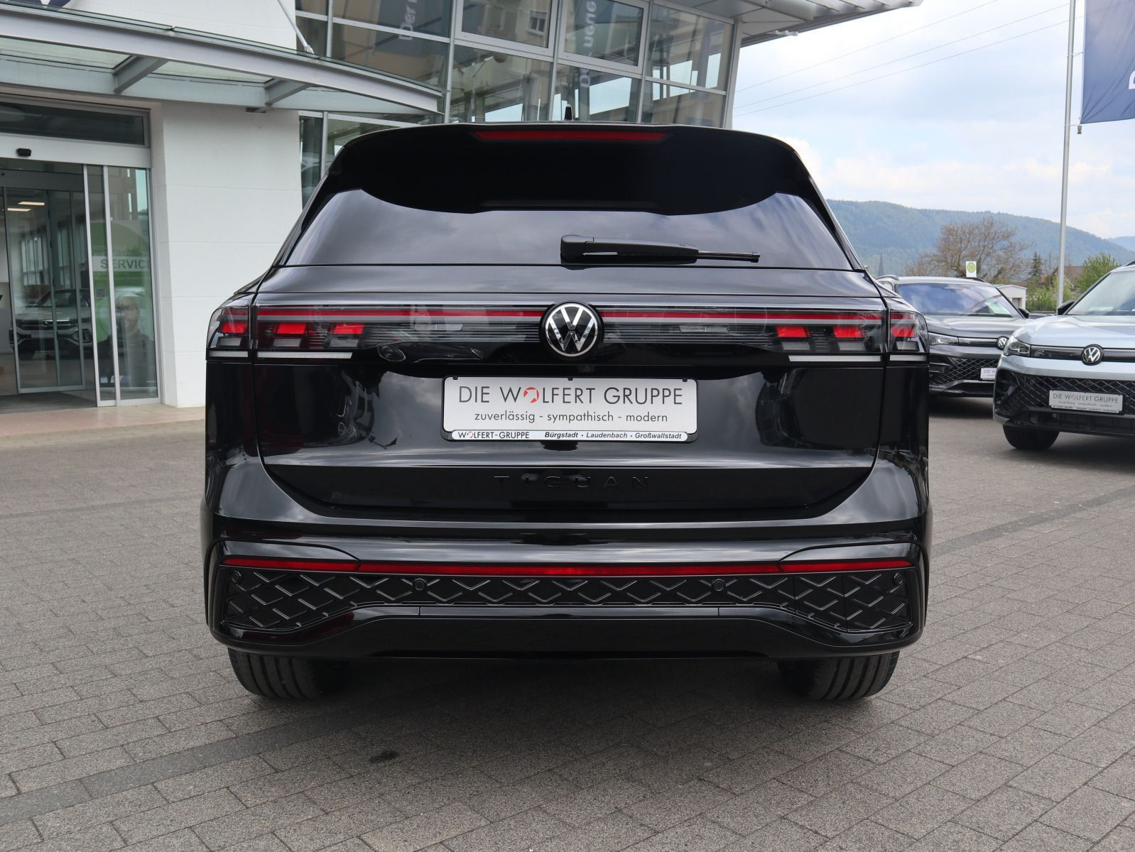 Fahrzeugabbildung Volkswagen Tiguan R-Line 2,0 l TDI SCR 4MOTION (193 PS) DSG*WINTERRÄDER*AHK*STHZG*