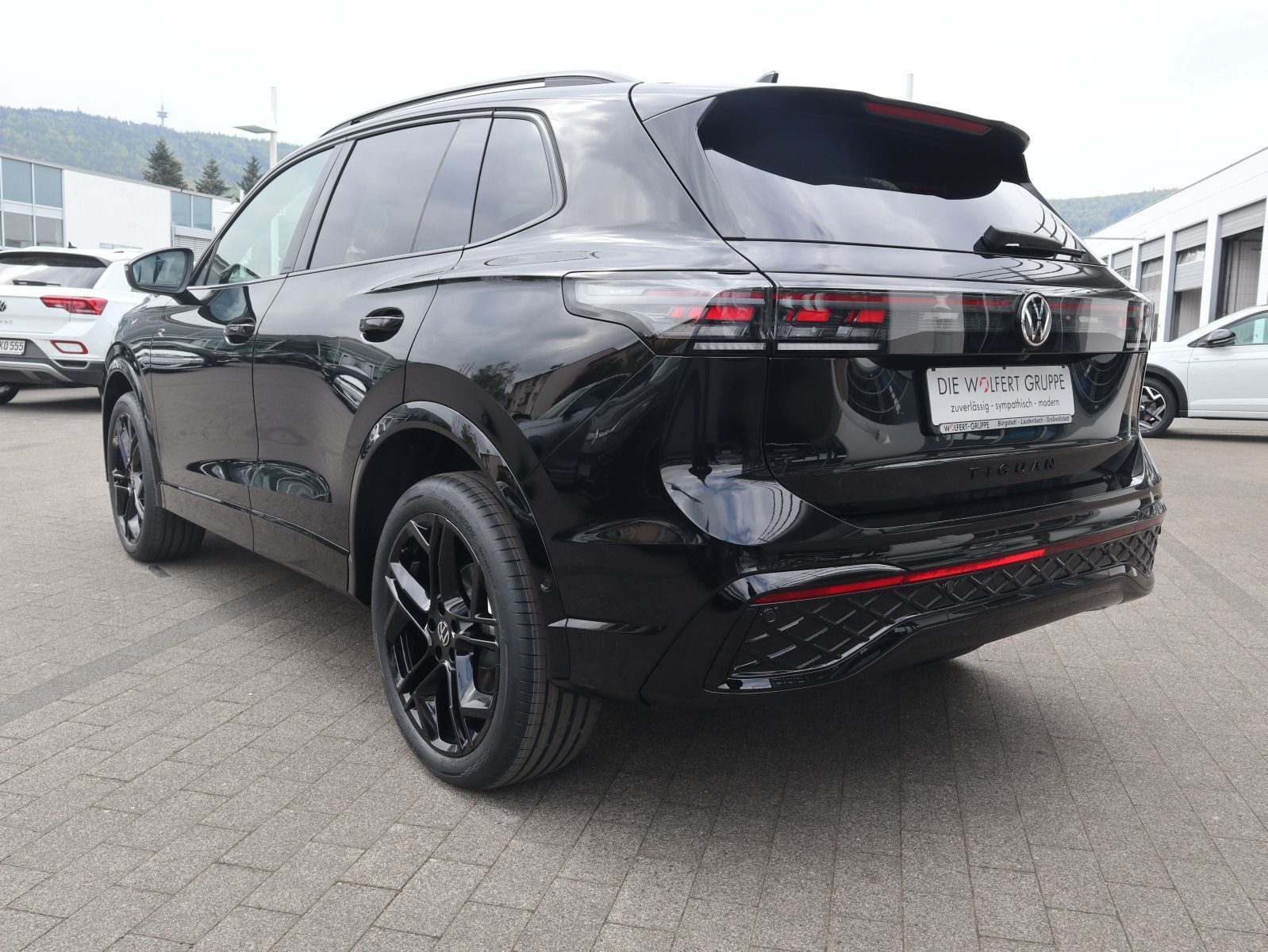 Fahrzeugabbildung Volkswagen Tiguan R-Line 2,0 l TDI SCR 4MOTION (193 PS) DSG*WINTERRÄDER*AHK*STHZG*