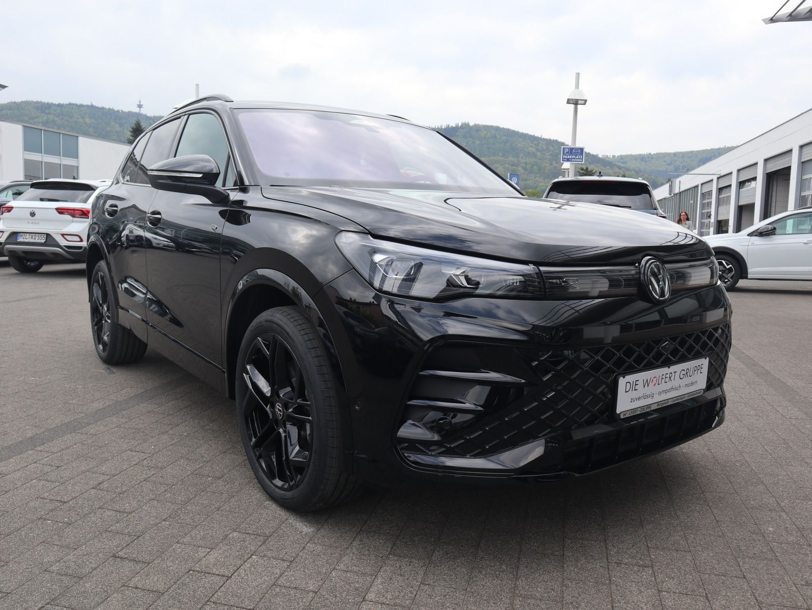 Fahrzeugabbildung Volkswagen Tiguan R-Line 2,0 l TDI SCR 4MOTION (193 PS) DSG*WINTERRÄDER*AHK*STHZG*