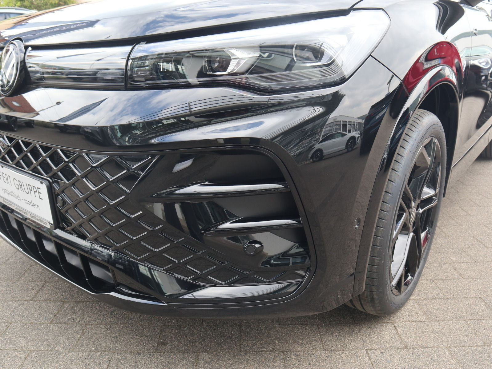 Fahrzeugabbildung Volkswagen Tiguan R-Line 2,0 l TDI SCR 4MOTION (193 PS) DSG*WINTERRÄDER*AHK*STHZG*