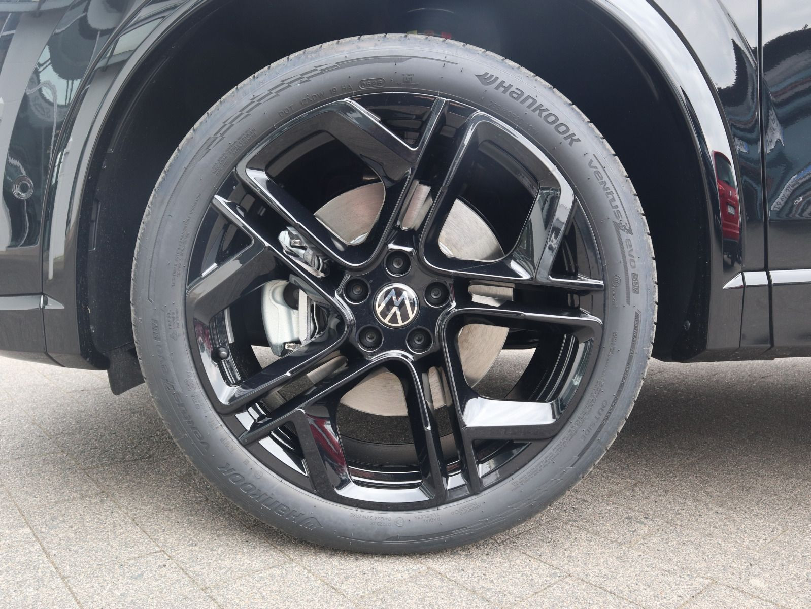 Fahrzeugabbildung Volkswagen Tiguan R-Line 2,0 l TDI SCR 4MOTION (193 PS) DSG*WINTERRÄDER*AHK*STHZG*