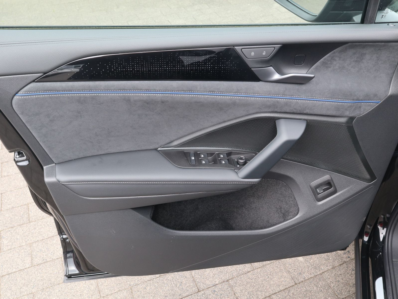 Fahrzeugabbildung Volkswagen Tiguan R-Line 2,0 l TDI SCR 4MOTION (193 PS) DSG*WINTERRÄDER*AHK*STHZG*