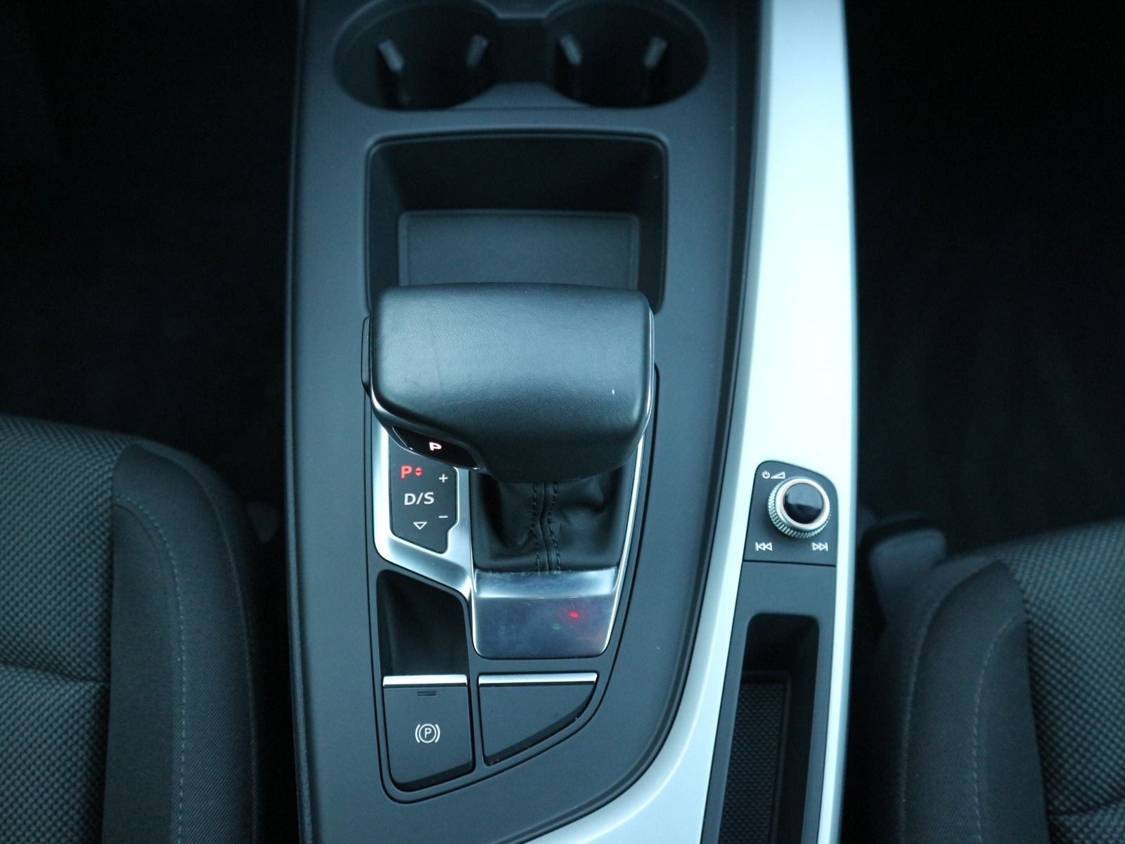 Fahrzeugabbildung Audi A4 Avant 40 TFSI S tronic advanced LED NAVI MMI PDC