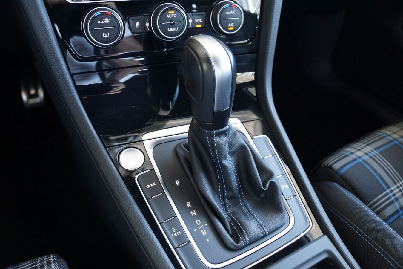Fahrzeugabbildung Volkswagen Golf GTE 1.4 TSI DSG STDHZG ACC NAVI AHK