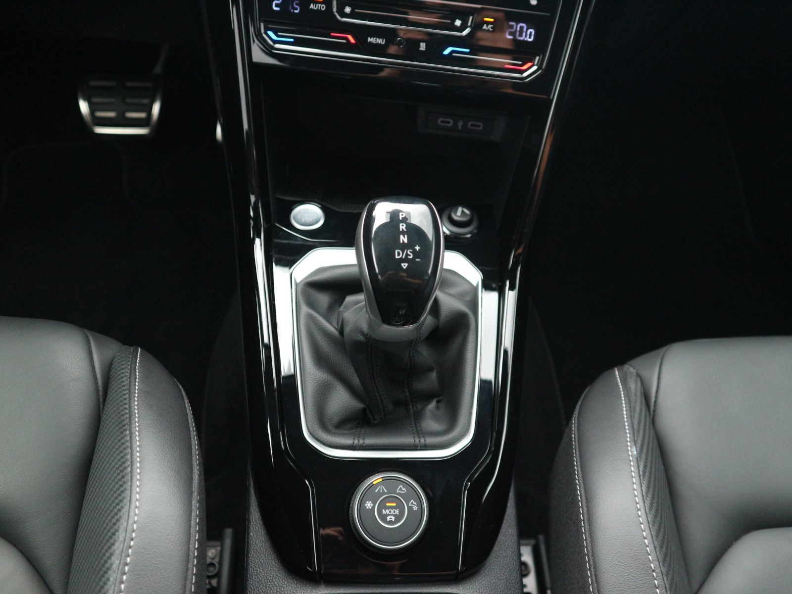 Fahrzeugabbildung Volkswagen T-Roc R-Line 2.0 TSI DSG 4M PANO BEATS STHZG AHK