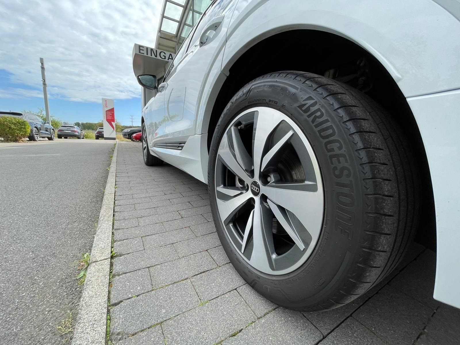 Fahrzeugabbildung Audi Q8 e-tron 50 QUATTRO S LINE+MATRIX+WINTER+KAMERA