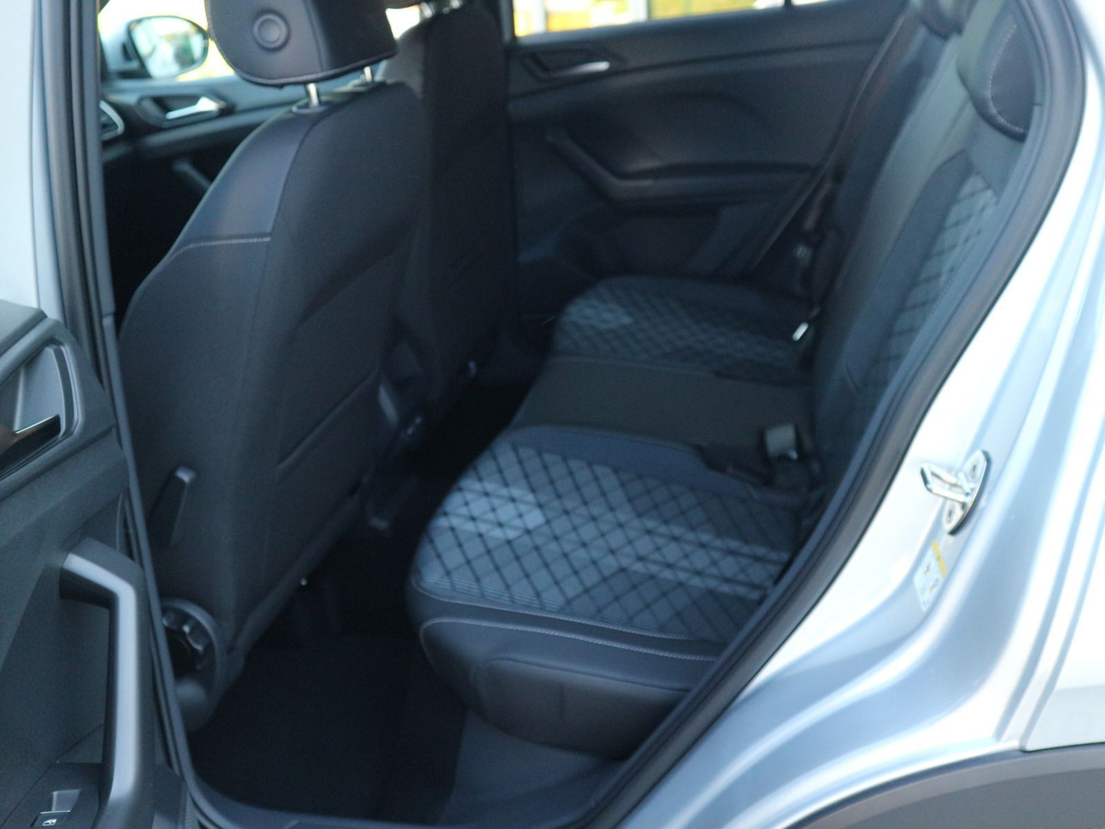 Fahrzeugabbildung Volkswagen T-Cross R-Line 1.5 TSI ACT OPF (150 PS) DSG*AHK*NAVI*ALLWETTER*