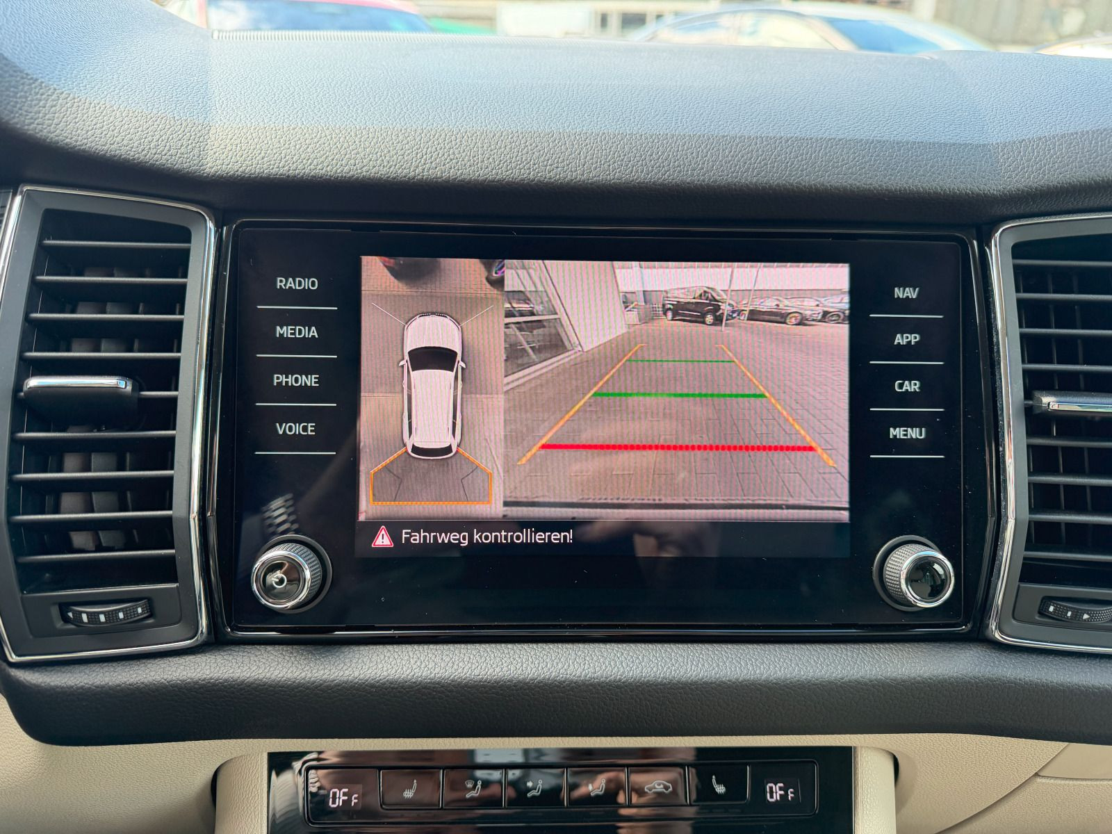 Fahrzeugabbildung SKODA Kodiaq Style 2.0 TSI 4x4 DSG AHK 360° STHZG