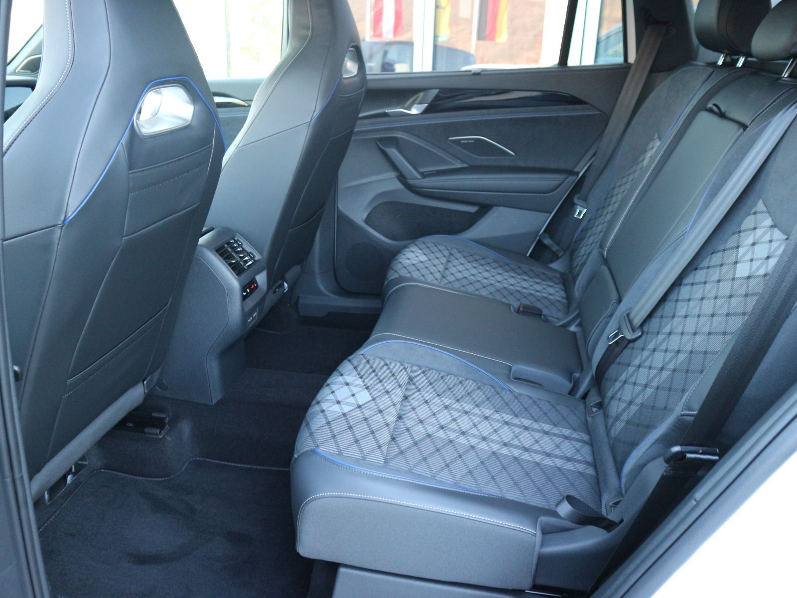 Fahrzeugabbildung Volkswagen Tayron R-Line 2,0 TDI SCR 4MOTION (193 PS) DSG *AHK*PANO*STANDHZG*WINTERRÄDER*