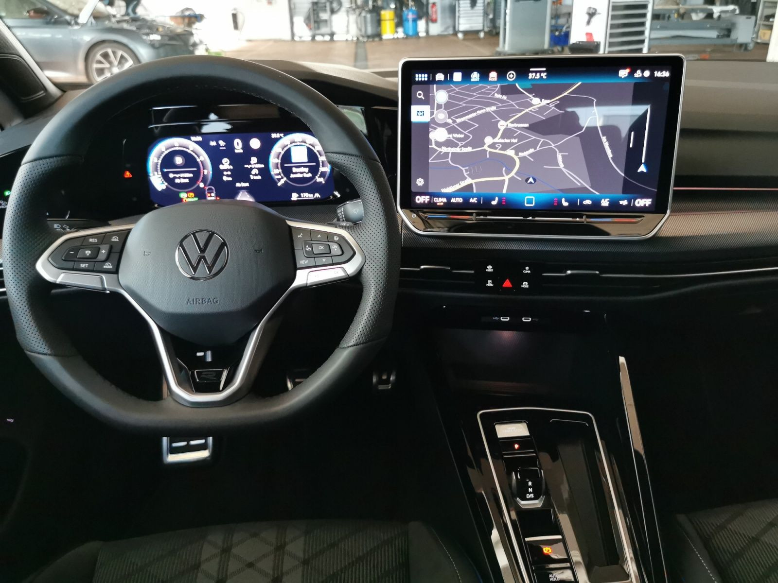 Fahrzeugabbildung Volkswagen Golf Variant 1.5 eTSI R-Line DSG +AHK+NAVI+ACC