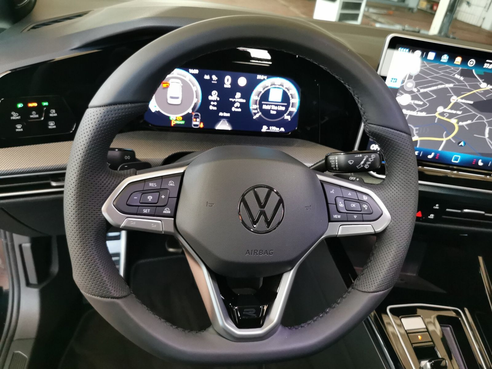 Fahrzeugabbildung Volkswagen Golf Variant 1.5 eTSI R-Line DSG +AHK+NAVI+ACC