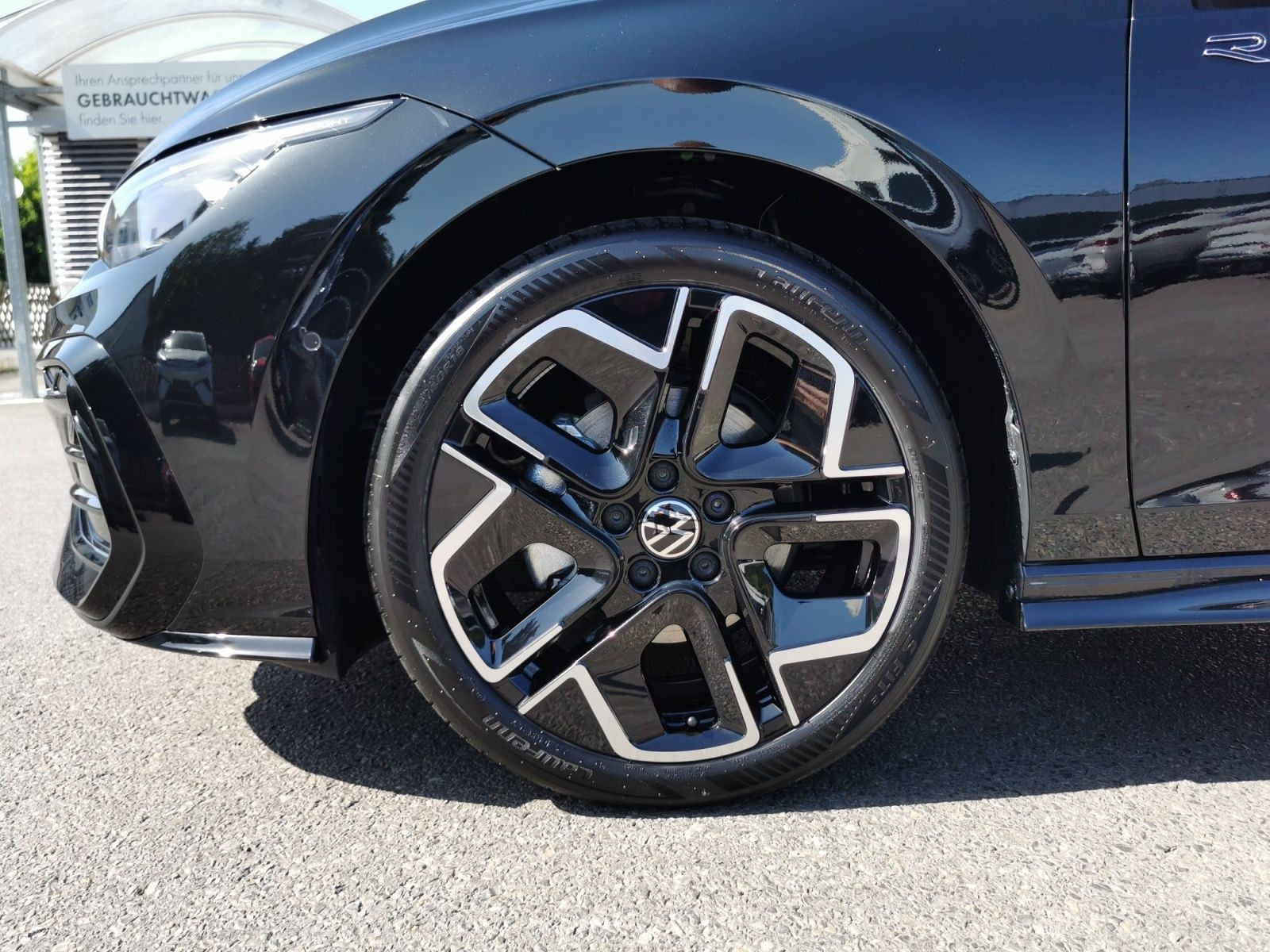 Fahrzeugabbildung Volkswagen Golf Variant 1.5 eTSI R-Line DSG +AHK+NAVI+ACC