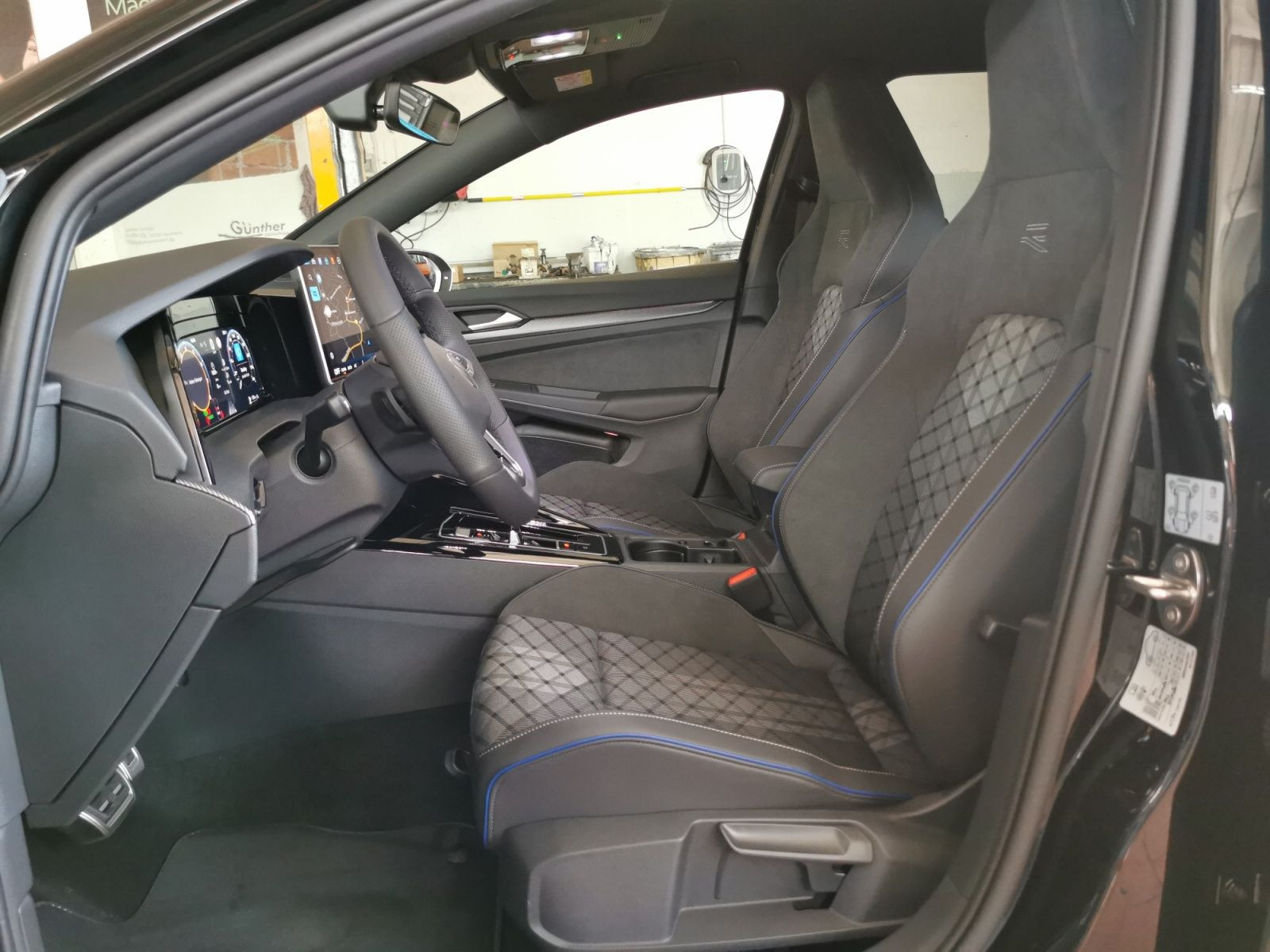 Fahrzeugabbildung Volkswagen Golf Variant 1.5 eTSI R-Line DSG +AHK+NAVI+ACC