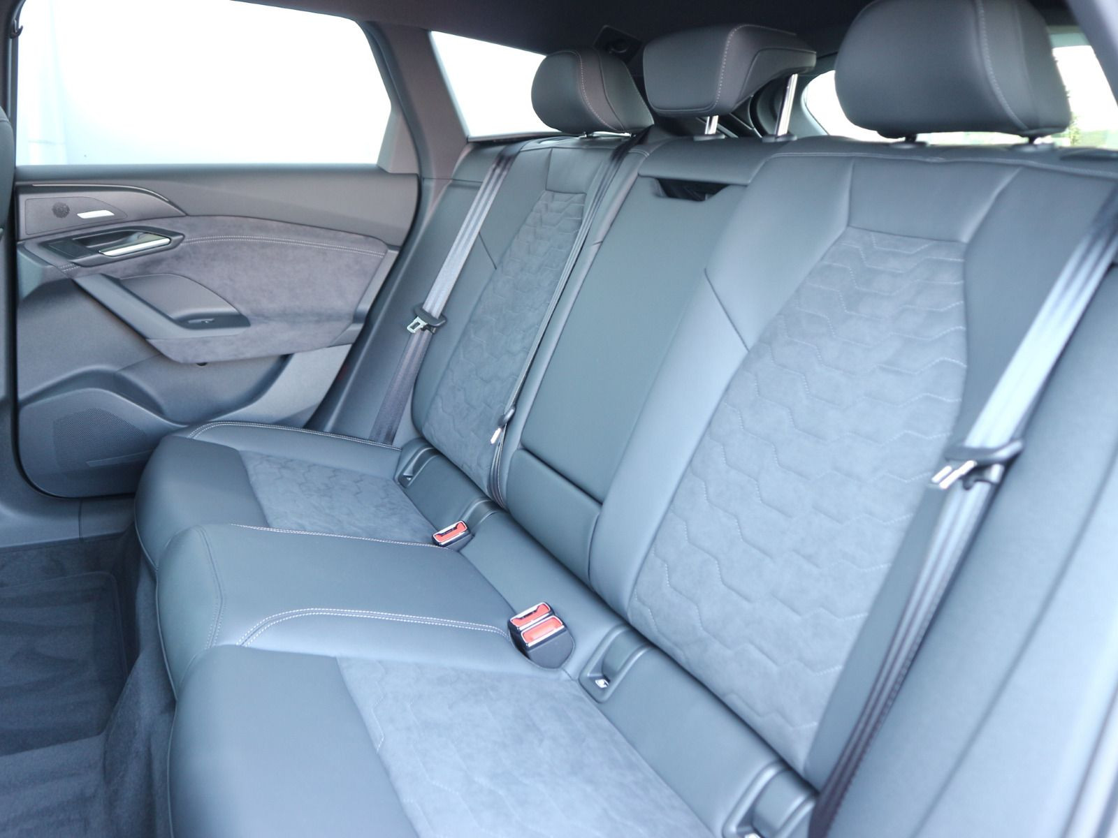 Fahrzeugabbildung Audi A6 Avant e-tron S line business performance*0,25%*
