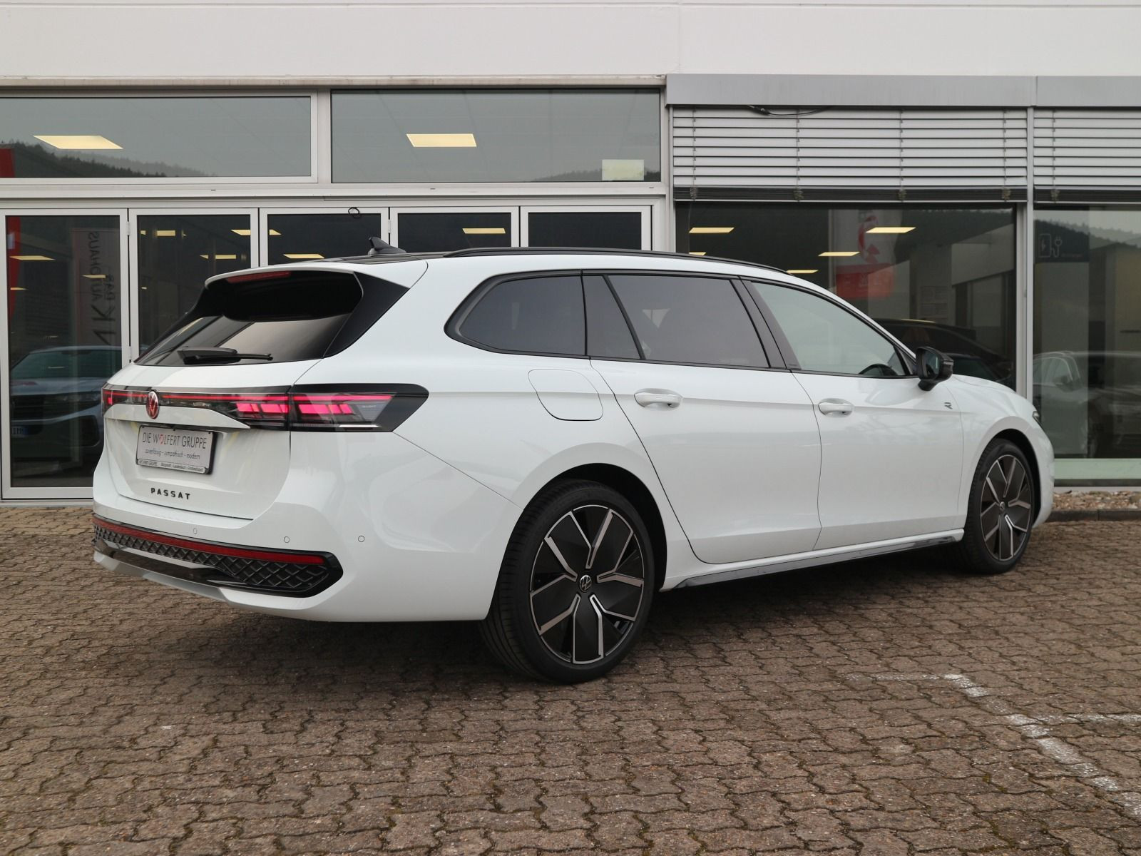 Fahrzeugabbildung Volkswagen Passat R-Line 2,0 TDI SCR 4MOTION (193 PS) DSG *STDHZG*AHK*R-LINE SIGNATURE*