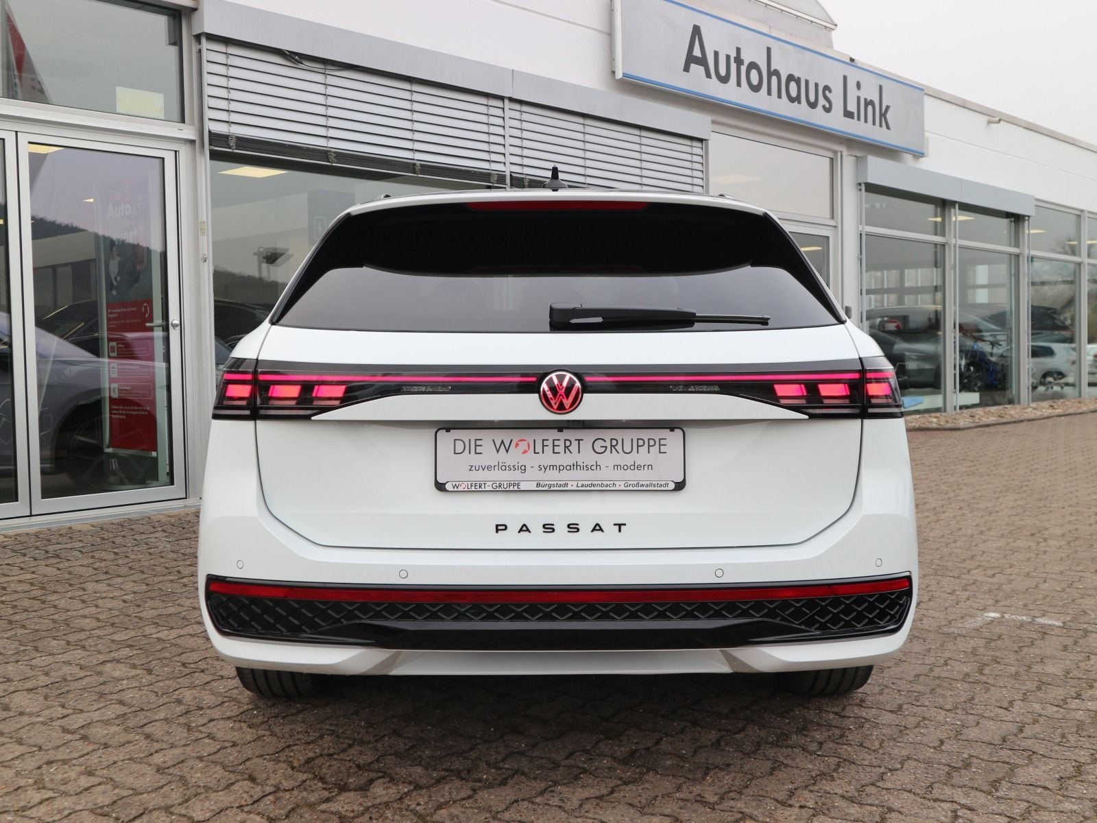 Fahrzeugabbildung Volkswagen Passat R-Line 2,0 TDI SCR 4MOTION (193 PS) DSG *STDHZG*AHK*R-LINE SIGNATURE*