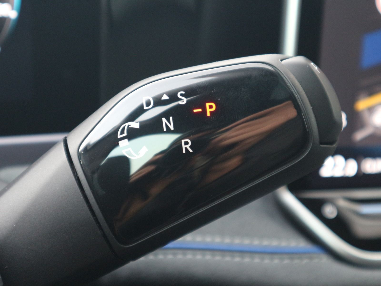 Fahrzeugabbildung Volkswagen Passat R-Line 2,0 TDI SCR 4MOTION (193 PS) DSG *STDHZG*AHK*R-LINE SIGNATURE*