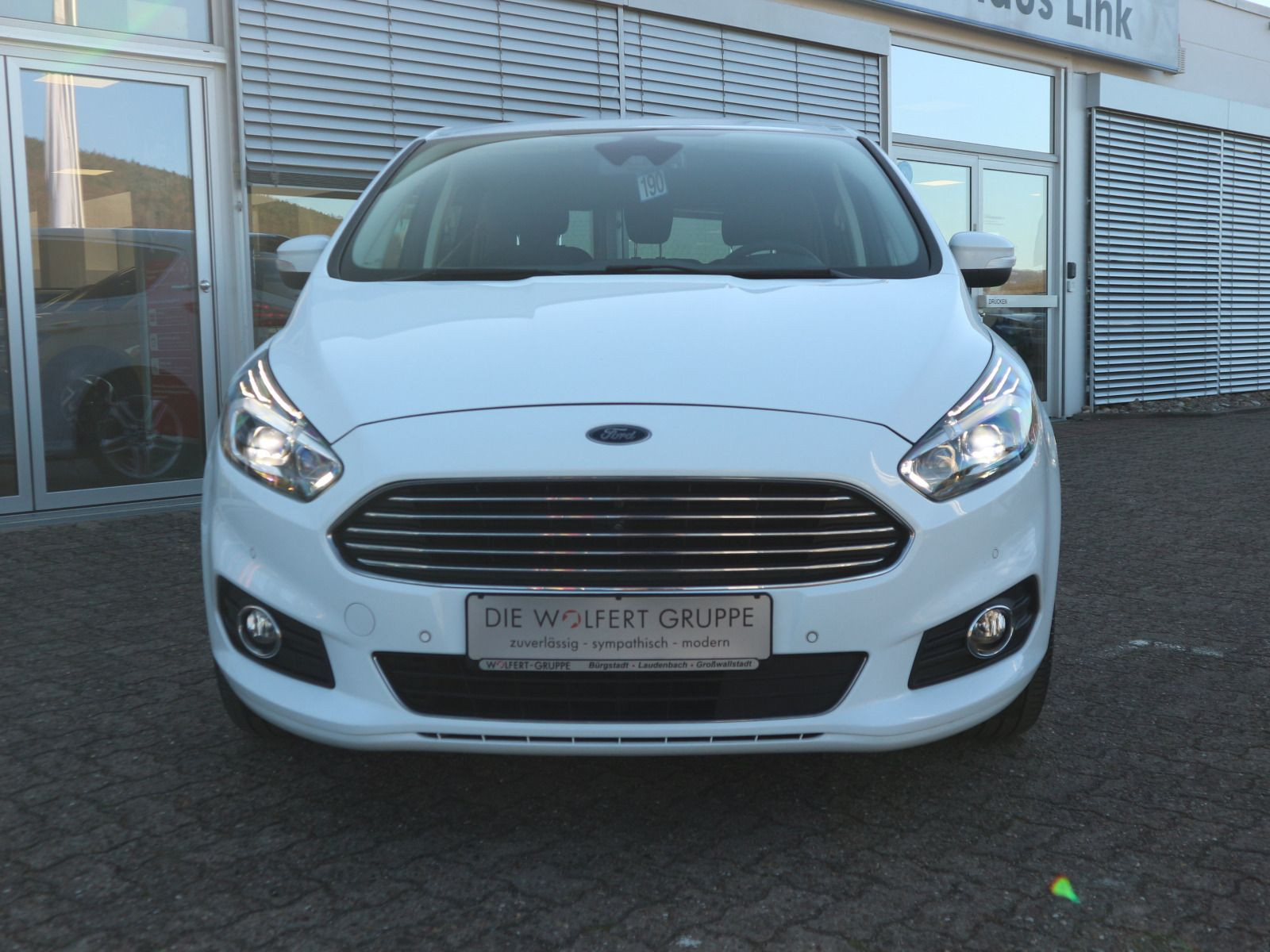 Fahrzeugabbildung Ford S-Max 2.0 TDCi Titanium AWD AHK RFK KEYFREE LED