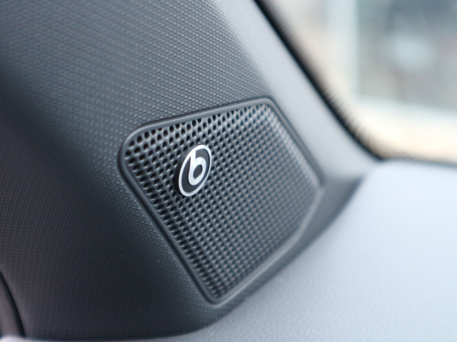 Fahrzeugabbildung Volkswagen T-Roc R 2.0 l TSI OPF 4MOTION (300 PS) DSG *AHK*WINTERREIFEN*