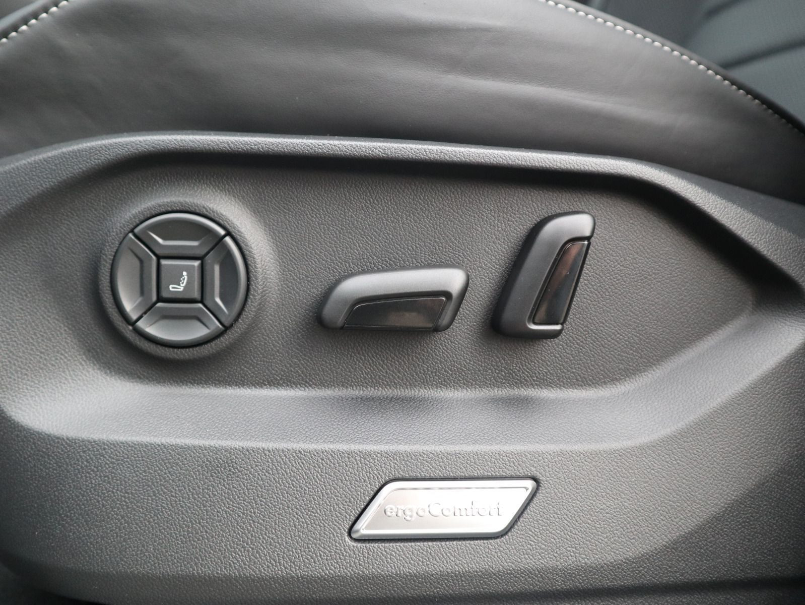 Fahrzeugabbildung Volkswagen Touareg R-Line 3,0 l V6 TDI SCR 4MOTION 210 kW (286 PS) 8-Gang-Automatik (Tiptronic)