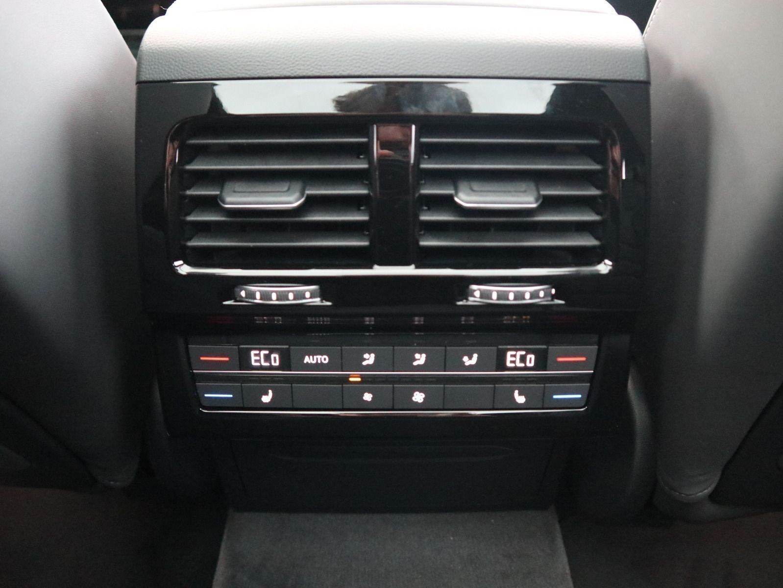 Fahrzeugabbildung Volkswagen Touareg R-Line 3,0 l V6 TDI SCR 4MOTION 210 kW (286 PS) 8-Gang-Automatik (Tiptronic)