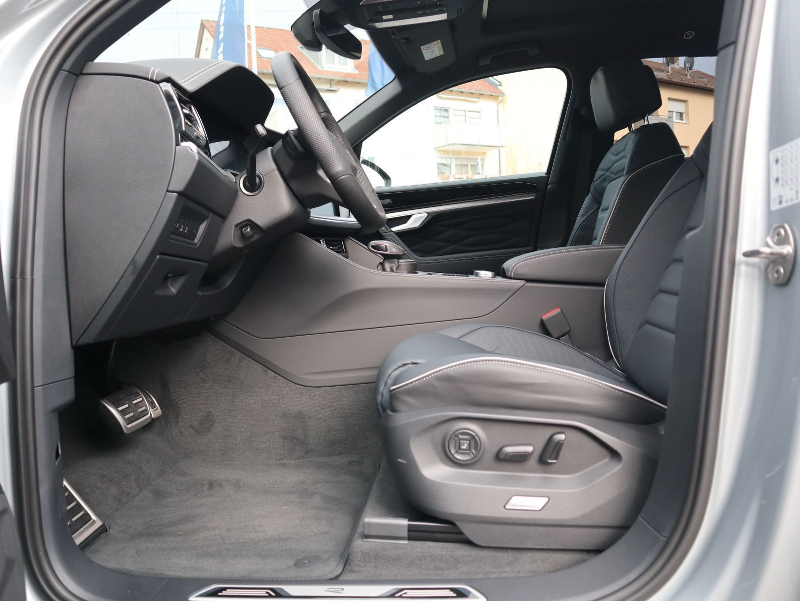 Fahrzeugabbildung Volkswagen Touareg R-Line 3,0 l V6 TDI SCR 4MOTION 210 kW (286 PS) 8-Gang-Automatik (Tiptronic)
