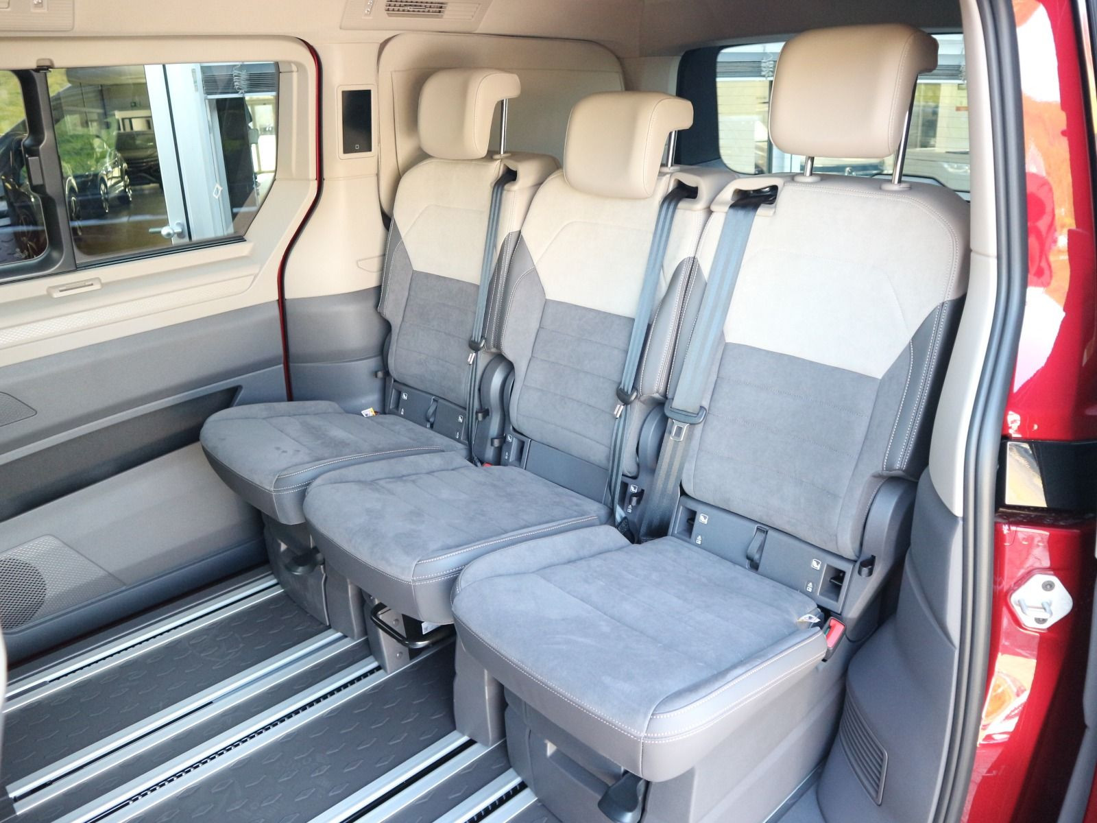 Fahrzeugabbildung Volkswagen T7 California 2.0 TDI DSG Beach Tour Sport Edition AHK MATRIX AREA KEYLESS STHZ HUD NAVI ACC
