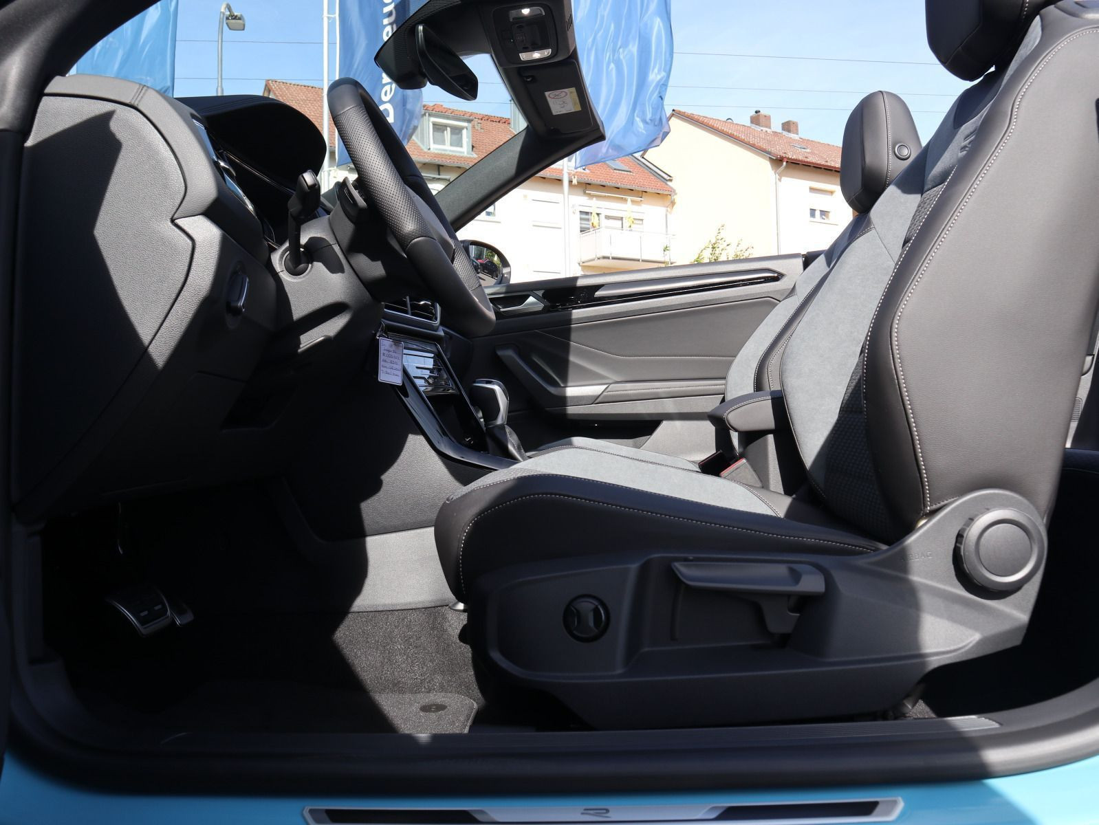Fahrzeugabbildung Volkswagen T-Roc Cabriolet R-Line 1.5 TSI OPF (150 PS) DSG *AHK*NAVI*BLACKSTYLE*